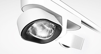 Närbild av modern vit spårarmatur från PROLJUS AB med justerbar och fokuserad lins som ger energieffektiv, professionell belysning perfekt för butik, galleri och kontor