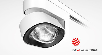 Närbild på vit spårmonterad spotlight från PROLJUS AB med högkvalitativ lins och modern, elegant design, prisbelönt med Red Dot Winner 2020 och perfekt för butik, galleri och kommersiella miljöer