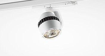 Vit justerbar skenspott från PROLJUS AB med svart kylfläns och effektiv reflektor, modern och energieffektiv LED-armatur för butik, galleri och kontor som ger riktat högkvalitativt ljus