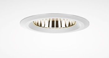 Infälld vit downlight från PROLJUS AB med slimmad ram och gyllene reflektor som ger riktat, energieffektivt ljus perfekt för butiker, kontor och moderna interiörer