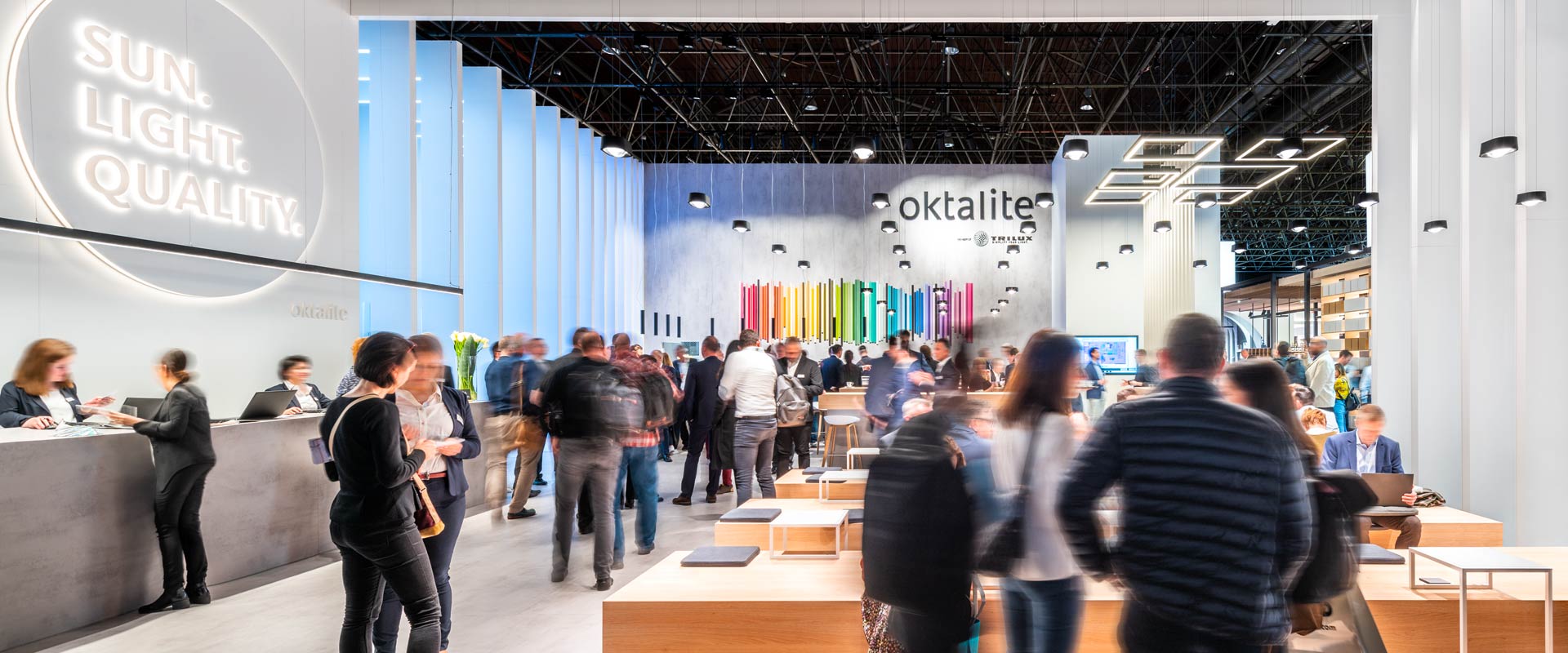 Mässscen där PROLJUS ABs LED-armaturer syns i taket: eleganta pendlar, geometriska takmoduler och spotlights som ger jämnt, dagsljusliknande och energieffektivt ljus, modulära lösningar perfekta för butik, kontor och utställning, kontakta PROLJUS AB för skräddarsydd belysning