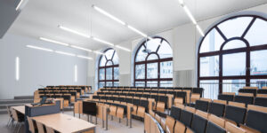 Modern föreläsningssal med upphängda linjära LED-armaturer från PROLJUS AB som levererar jämn, bländfri och energieffektiv belysning, stilren design för professionella utbildningsmiljöer och smidig installation för skolor och konferenser