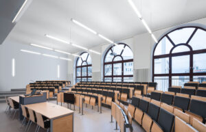 Modern föreläsningssal med upphängda linjära LED-armaturer från PROLJUS AB som levererar jämn, bländfri och energieffektiv belysning, stilren design för professionella utbildningsmiljöer och smidig installation för skolor och konferenser