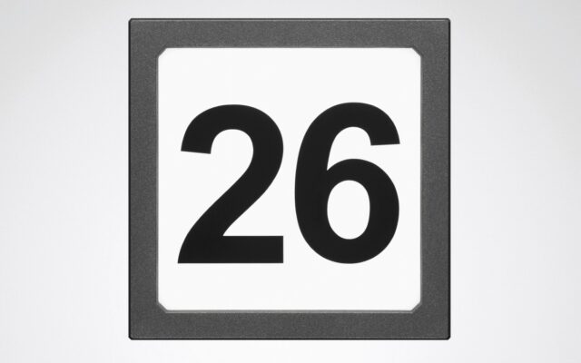 Modern fyrkantig väggarmatur från PROLJUS AB med grå ram och jämnt upplyst vit diffusor som visar siffran 26 i svart, slimmad IP‑klassad LED-armatur idealisk för upplysta husnummer, entréer och fasader