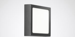 Modern kvadratisk väggarmatur från PROLJUS AB i svart aluminium med opalvit diffusor och energieffektiv LED som ger jämnt bländfritt sken, väderbeständig och idealisk för fasad och uteplats