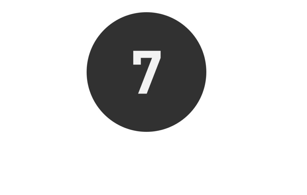 Mörkgrå rund emblem med vit siffra 7 som symboliserar PROLJUS ABs stilrena energieffektiva LED armatur modell 7 idealisk för modern inomhusbelysning