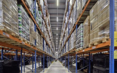 Lång lagergång upplyst av energieffektiva PROLJUS AB LED-armaturer som ger jämnt, starkt och bländfritt ljus för ökad säkerhet, produktivitet och lägre driftkostnader