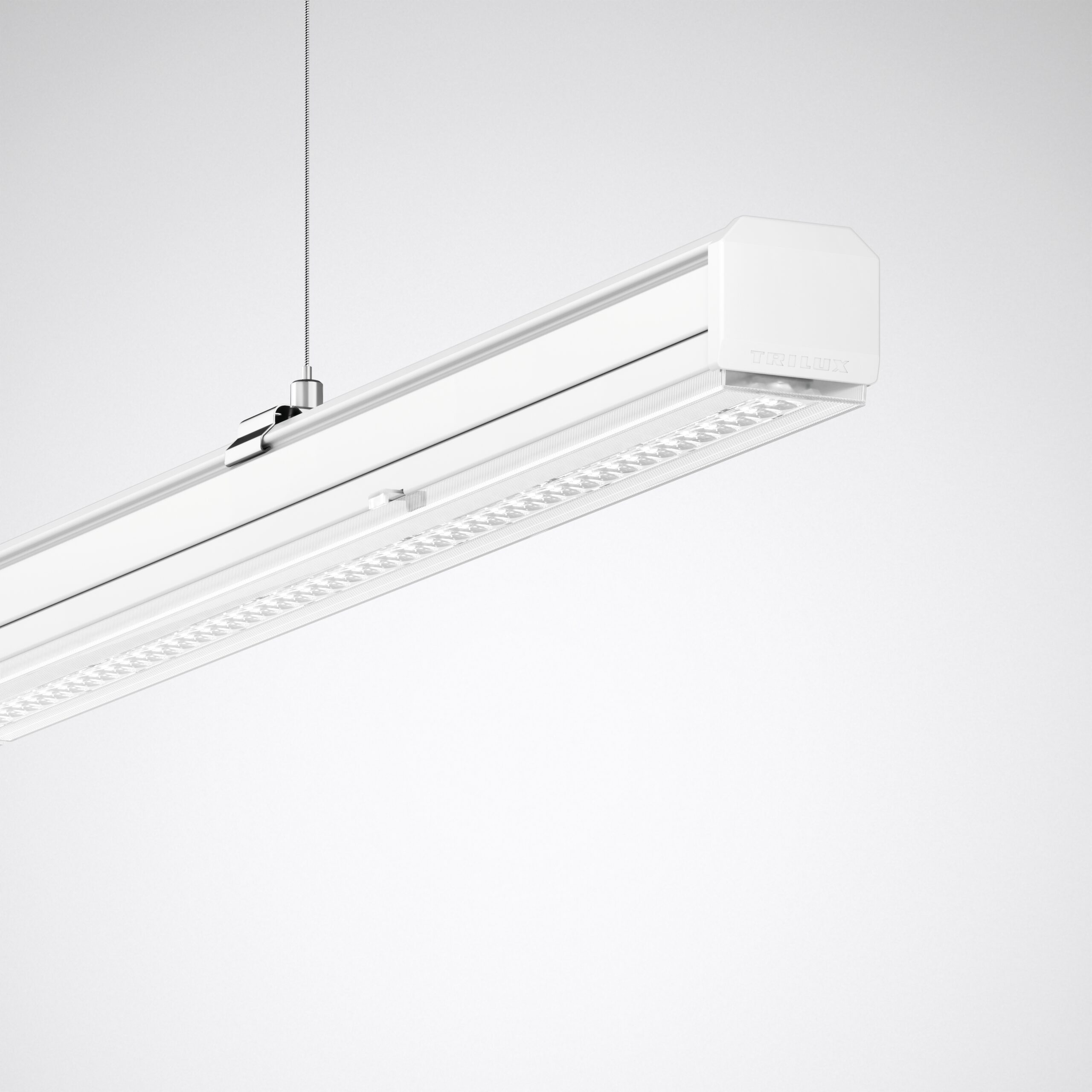 Vit slimmad LED-linjelampa hängande i tunn stålvajer, med prismatic lins och synliga LED-moduler för jämn, bländfri och energieffektiv arbetsbelysning i kontor och industrimiljöer, idealisk för kostnadseffektiva installationer från PROLJUS AB