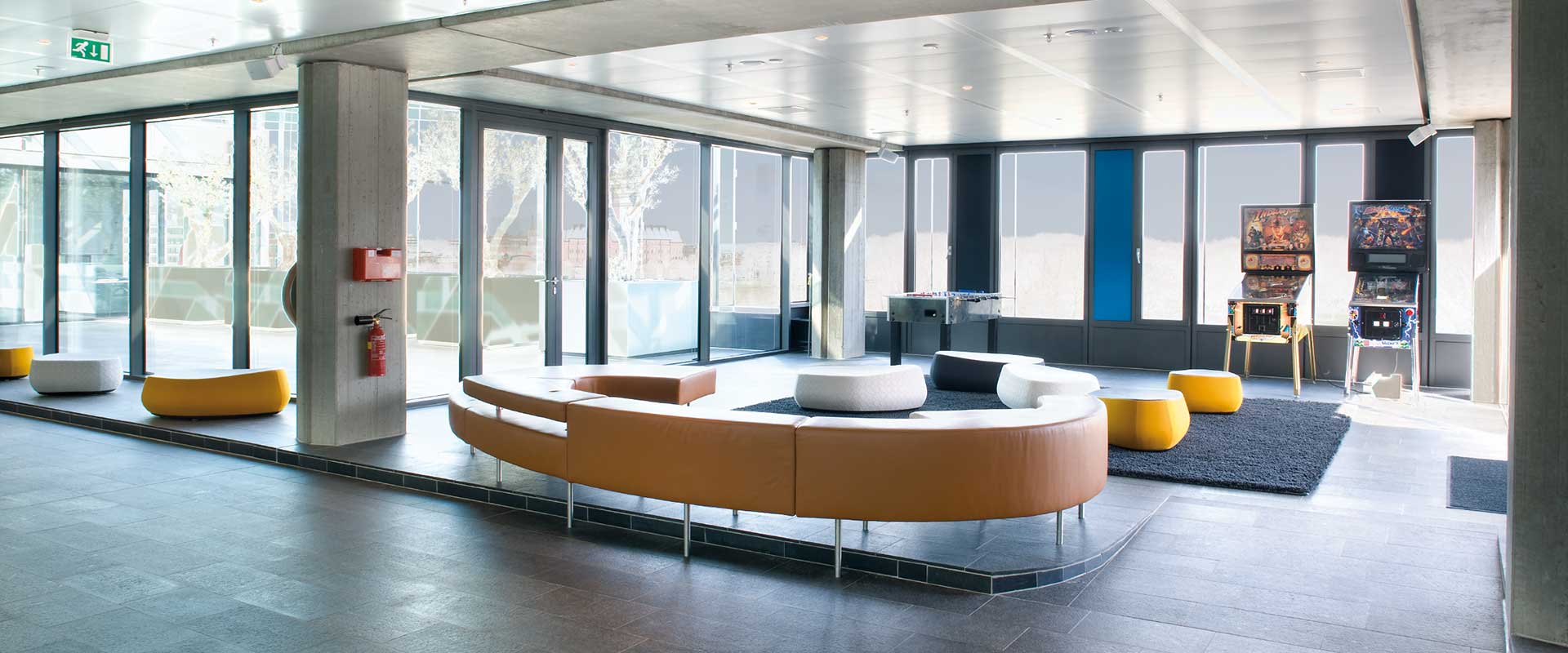 Ljus, modern lounge med stora fönster och jämn allmänbelysning från PROLJUS ABs infällda takarmaturer och LED-spotlights som ger energieffektiv, behaglig arbets- och loungebelysning välj PROLJUS AB för stilren, hållbar belysning