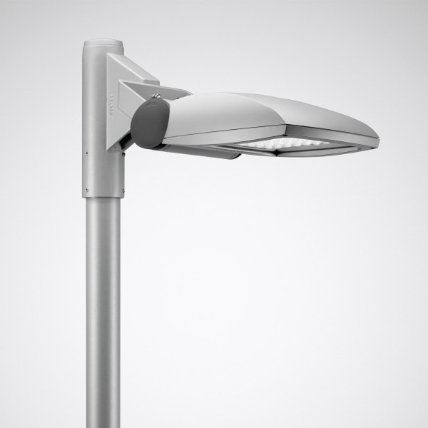 Modern strömlinjeformad LED-armatur på stolpe i aluminium med vridbar arm och optik för jämn och energieffektiv gatubelysning, robust konstruktion och lågt underhåll, perfekt för PROLJUS AB:s professionella belysningsprojekt