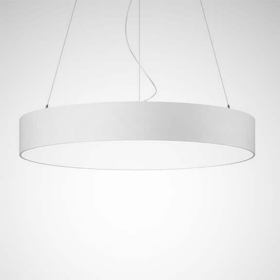 Cirkulär vit pendellampa i tunn ringform från PROLJUS AB som hänger i smala vajrar och ger jämnt bländfritt LED-ljus idealisk för kontor mötesrum och offentliga miljöer