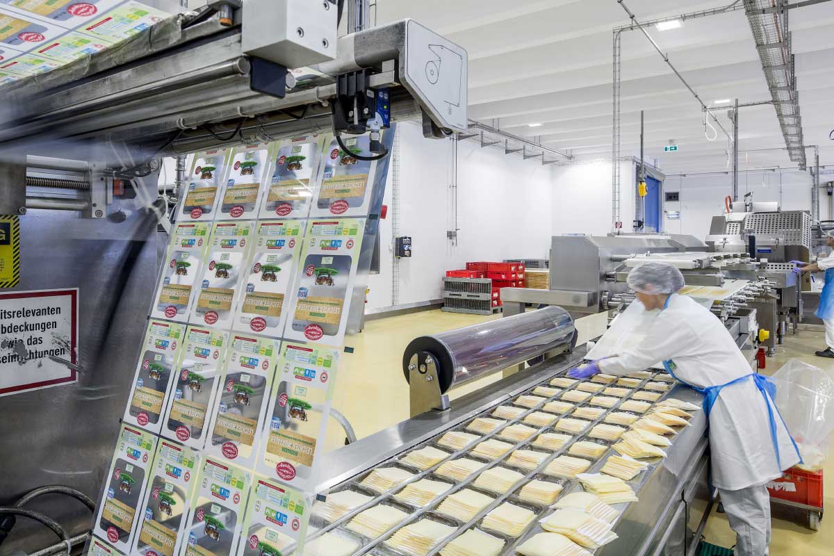 Jämnt skuggfritt ljus från PROLJUS AB:s linjära hygieniska LED-armaturer lyser upp en livsmedelsproduktionslinje, minskar energikostnader och förbättrar arbetsmiljön, kontakta PROLJUS AB för offert