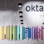 Hängande LED-pendelarmaturer i flera höjder som avger klara, riktade ljusfläckar över en färgkaskad på väggen, en stilren och energieffektiv belysningslösning från PROLJUS AB perfekt för butik, restaurang och kontorsmiljö