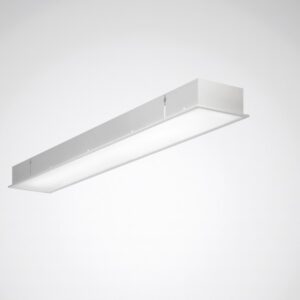 Modern slimmad LED-armatur från PROLJUS AB med vit metallram och diffus opalpanel som ger jämnt bländfritt arbetsljus i kontor skolor och offentliga miljöer