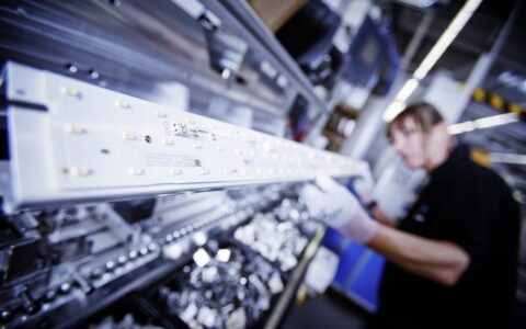 Närbild av PROLJUS ABs energieffektiva LED-armatur i produktionsmiljö som visar robust design, jämn ljusbild och hög kvalitet för professionella belysningslösningar