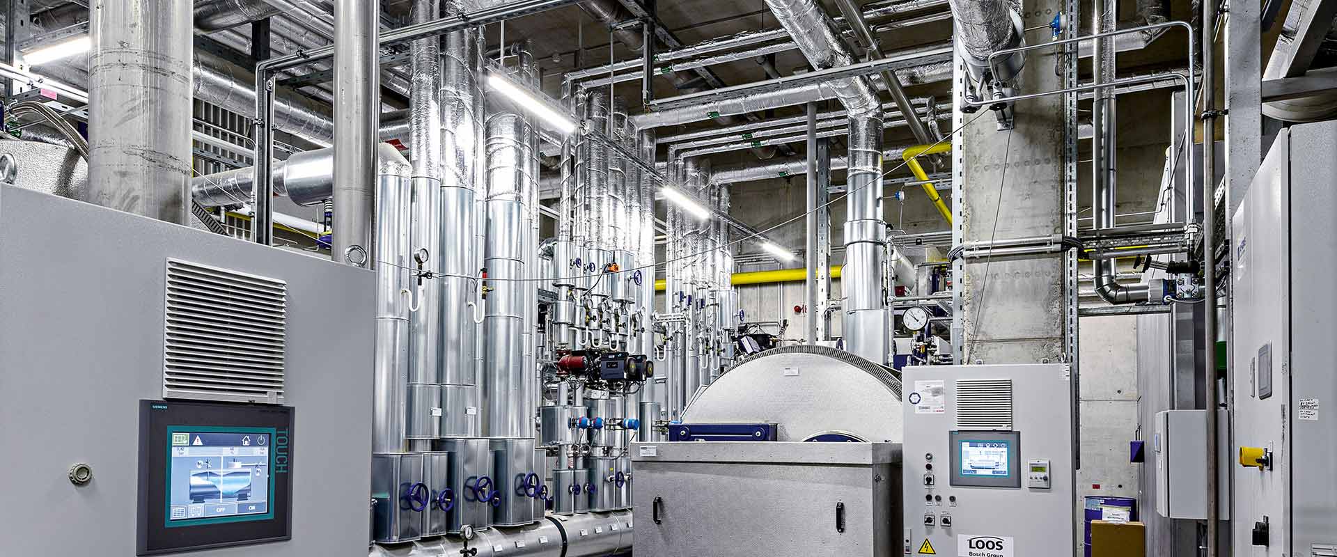 Industriell pannrumsmiljö med moderna linjära LED-armaturer från PROLJUS AB som ger starkt, jämnt kallvitt ljus över rör och maskiner, förbättrar säkerhet och energieffektivitet