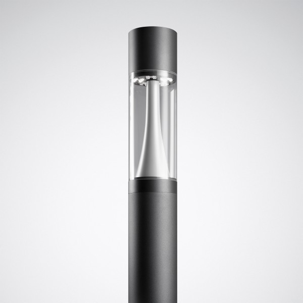 Stilren svart cylindrisk pollare från PROLJUS AB med genomskinlig glassektion och vit konformad reflektor som ger riktat LED-ljus, modern och robust utomhusbelysning perfekt för gångvägar trädgårdar och offentliga miljöer