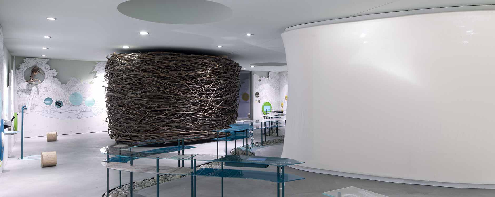 Modernt utställningsrum upplyst av PROLJUS AB:s infällda LED-spotlights och runda takarmaturer som skapar jämnt och stämningsfullt ljus över konstinstallationer och reflekterande ytor, perfekt för museer och butiksinredning, kontakta PROLJUS AB för skräddarsydd belysning