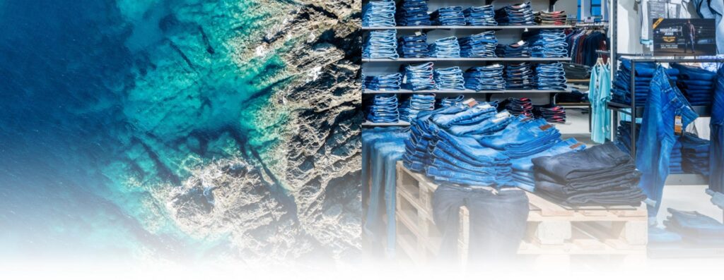 Armaturer som lyser upp butikshyllor och framhäver blå jeans med klar färgåtergivning och inbjudande atmosfär från PROLJUS ABs professionella och energieffektiva belysningslösningar för ökad försäljning