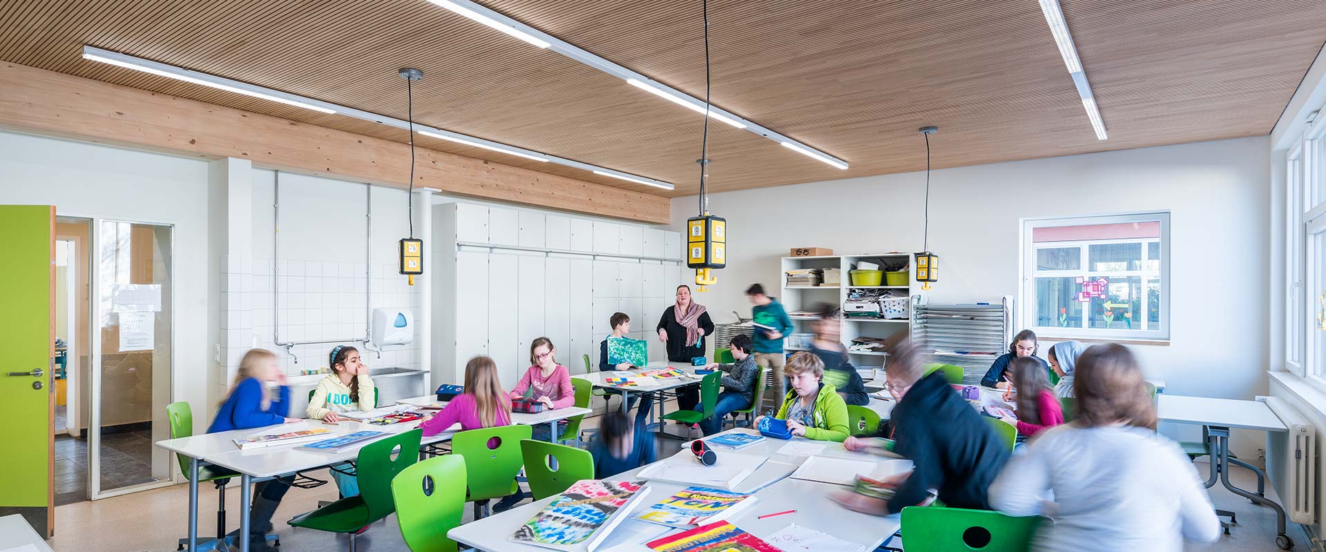 Klassrum belyst av PROLJUS AB:s energieffektiva linjära takarmaturer och hängande pendelarmaturer som ger jämn, bländfri arbetsbelysning och modern estetik, idealisk för skolor och offentliga miljöer