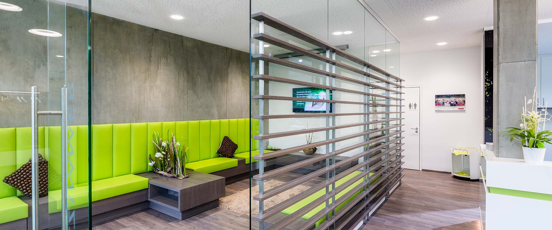 Modernt väntrum belyst av infällda LED‑spotlights och runda takpendlar som skapar jämn, varm och energieffektiv belysning vilket framhäver inredningen och visar PROLJUS AB:s professionella belysningslösningar