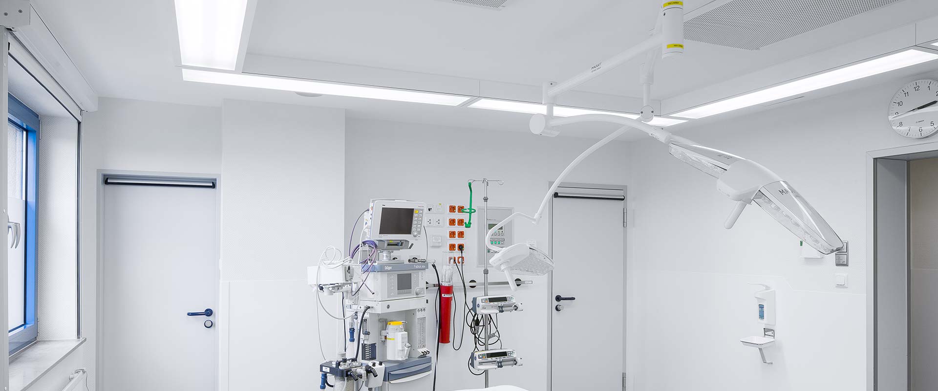 Takmonterade justerbara kirurglampor och infällda linjära LED-paneler som ger jämnt bländfritt operationsljus, energieffektiva och högkvalitativa belysningslösningar från PROLJUS AB för vårdmiljöer