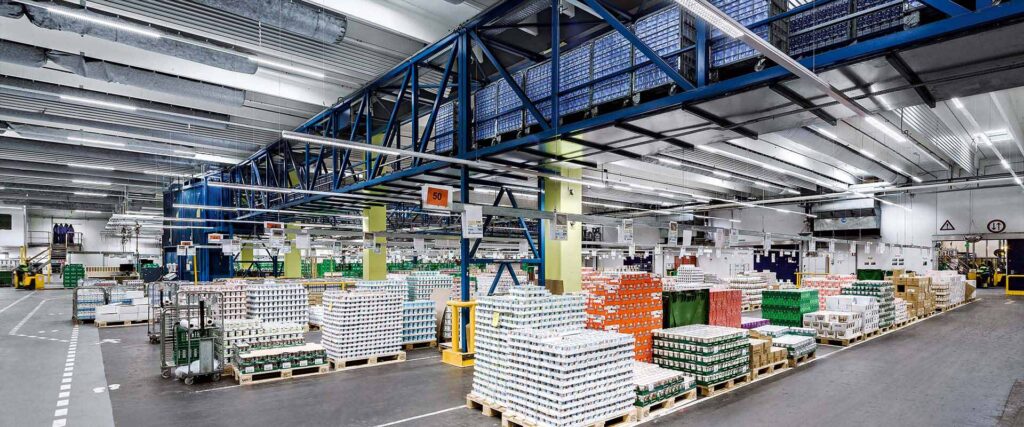 Välbelyst lagermiljö med jämnt, kraftfullt arbetsljus från PROLJUS AB:s energieffektiva industrarmaturer som minskar skuggor, ökar säkerheten och sänker driftkostnaderna