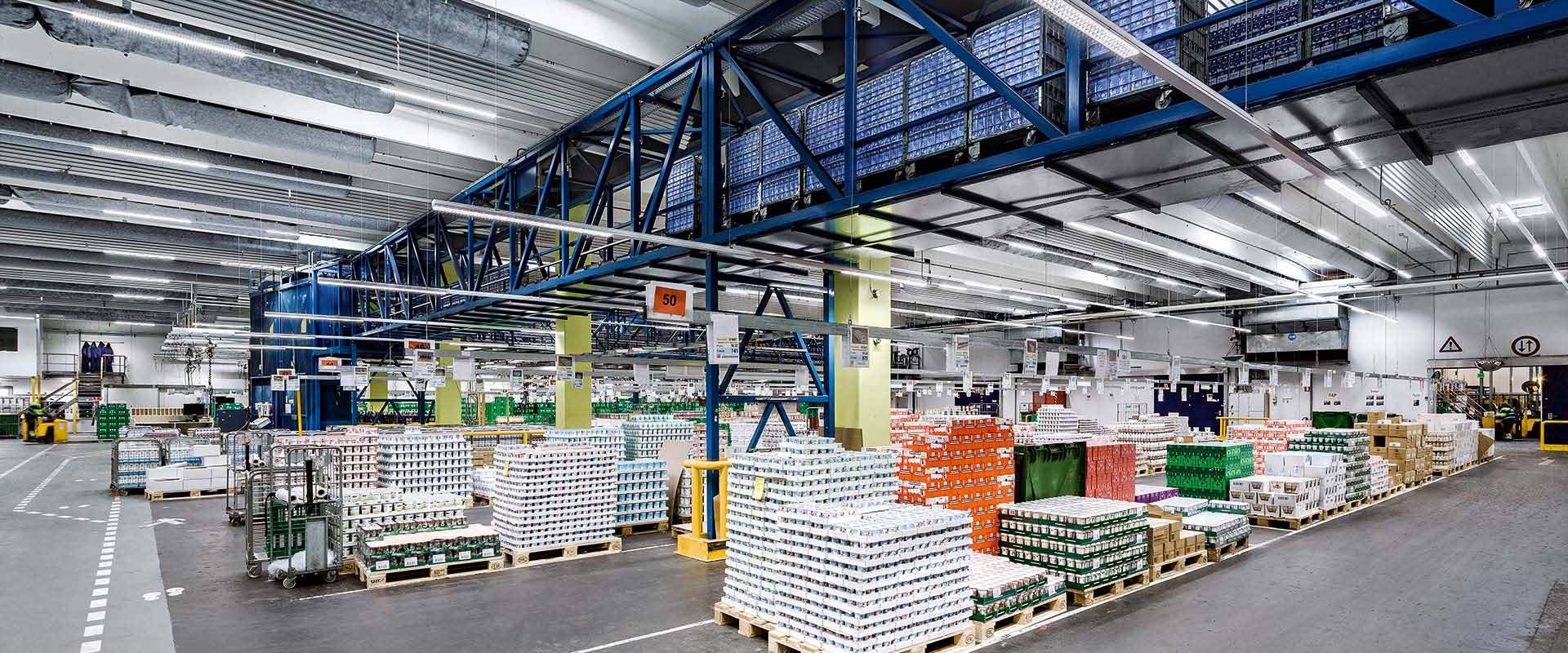 Välbelyst lagermiljö med jämnt, kraftfullt arbetsljus från PROLJUS AB:s energieffektiva industrarmaturer som minskar skuggor, ökar säkerheten och sänker driftkostnaderna