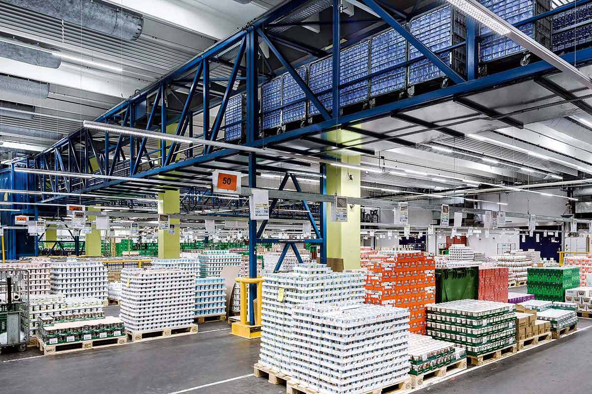 Stort, upplyst lager med långa linjära LED-armaturer från PROLJUS AB monterade i taket som ger jämn, energieffektiv belysning för industrilokaler och minskade driftkostnader