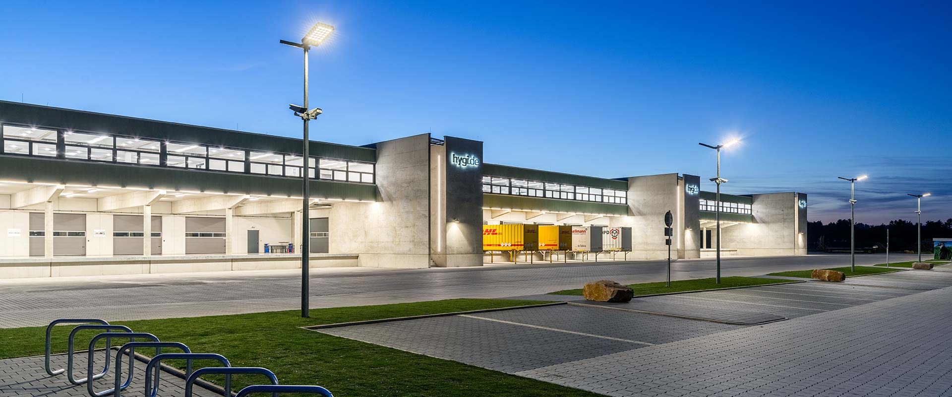 PROLJUS AB:s utomhusarmaturer lyser upp en modern logistikterminal med energieffektiva LED-takarmaturer och pollararmaturer som ger jämn, bländfri belysning vid lastkajer, robust industriell konstruktion för lång livslängd och lägre driftskostnader, ett klart säljargument för företag som vill förbättra säkerhet och effektivitet