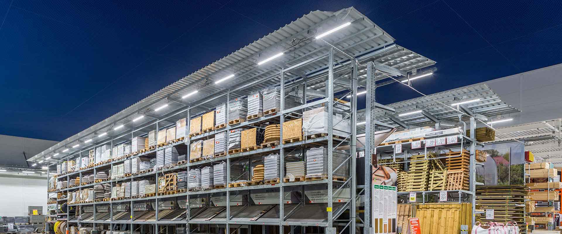 Energieffektiva takmonterade LED-armaturer från PROLJUS AB som ger stark och jämn belysning i stort lager, robust industriell design, låg driftkostnad och lång livslängd som ökar säkerhet och produktivitet