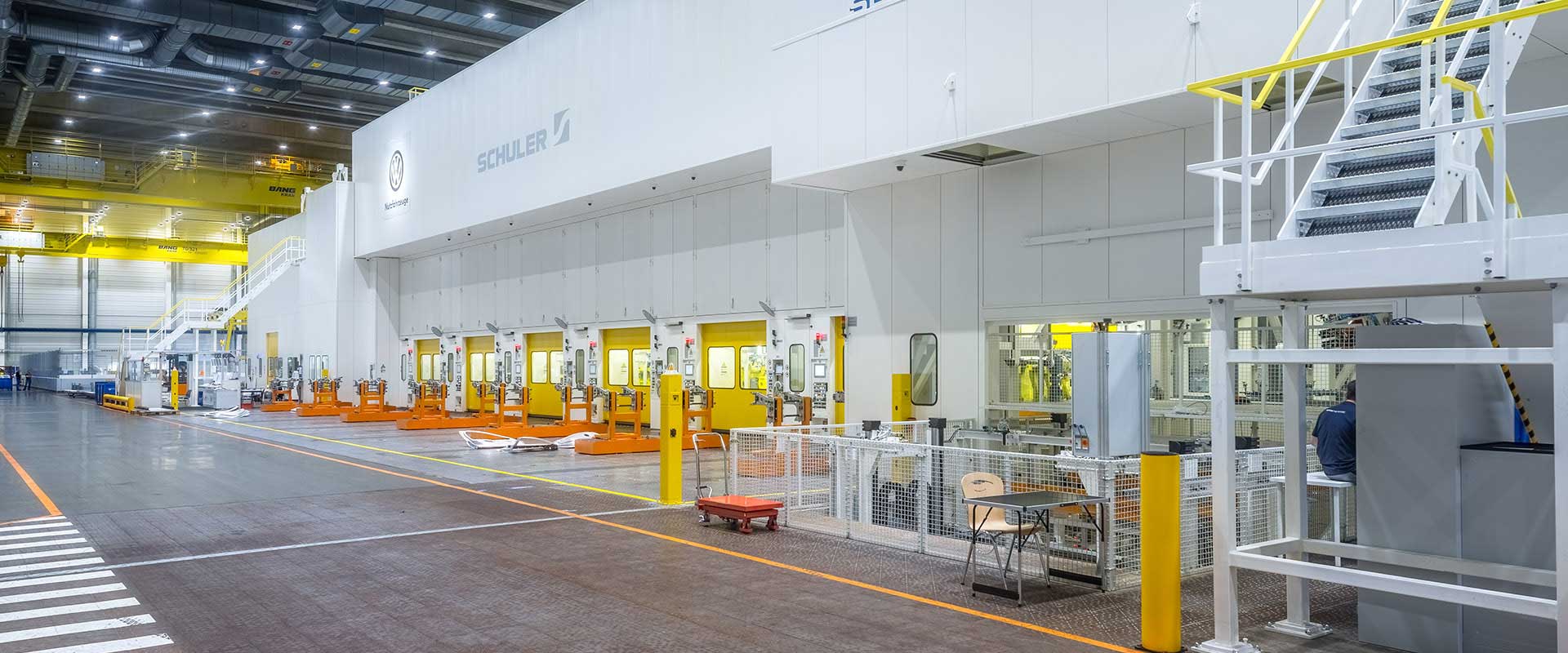 Ljusstark industrilokal upplyst av takmonterade, energieffektiva LED-armaturer som ger jämn och bländfri arbetsbelysning över produktionslinjer och gångbanor samt minskade energikostnader, leverans och installation av PROLJUS AB