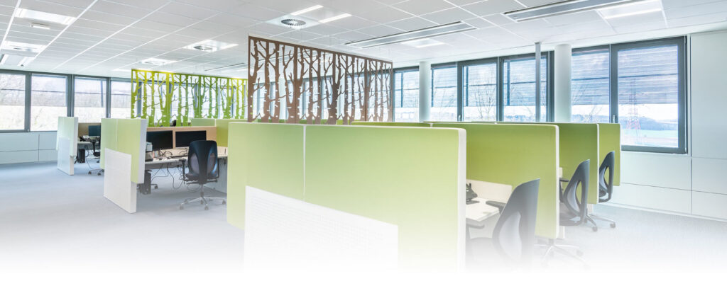 Infällda och linjära LED-takarmaturer från PROLJUS AB i ett modernt kontorslandskap som ger jämnt, energieffektivt arbetsljus och förstärker en attraktiv arbetsmiljö