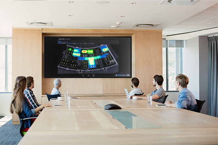Konferensrum med moderna infällda takarmaturer och punktarmaturer, väggskärm visar luxkarta och armaturplaceringar som tydligt demonstrerar PROLJUS ABs energieffektiva designade belysningslösningar för jämn ljusfördelning och förbättrad arbetsmiljö
