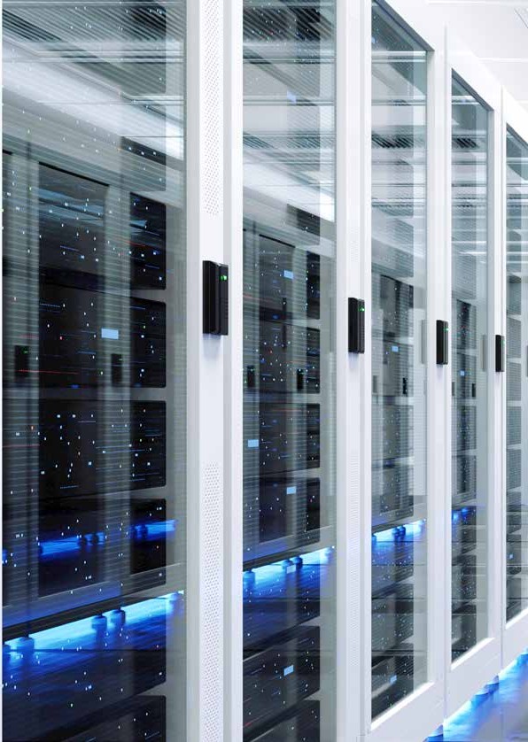 Modernt datacenter med rader av serverstativ upplysta av PROLJUS ABs energieffektiva LED-armaturer i blått och vitt ljus som ger jämn, bländfri belysning för optimal drift, säkerhet och professionell estetik