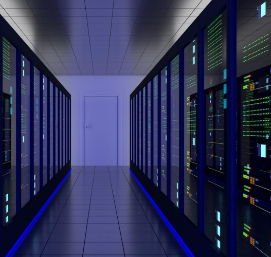 Serverhall upplyst av jämna takarmaturer och blå LED-accentljus längs gångarna som framhäver serverrack, PROLJUS ABs energieffektiva ljusarmaturer förbättrar sikt och driftssäkerhet för datacenter