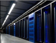 Datacentergång belyst av PROLJUS ABs linjärarmaturer som ger jämnt energieffektivt vitt ljus över serverskåp och förbättrar säkerhet och driftseffektivitet