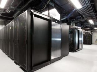 Datacenterinteriör med rader av serverrack upplysta av långa, energieffektiva LED-armaturer från PROLJUS AB som ger starkt, jämnt vitt ljus låg värmeutveckling och kostnadseffektiv drift