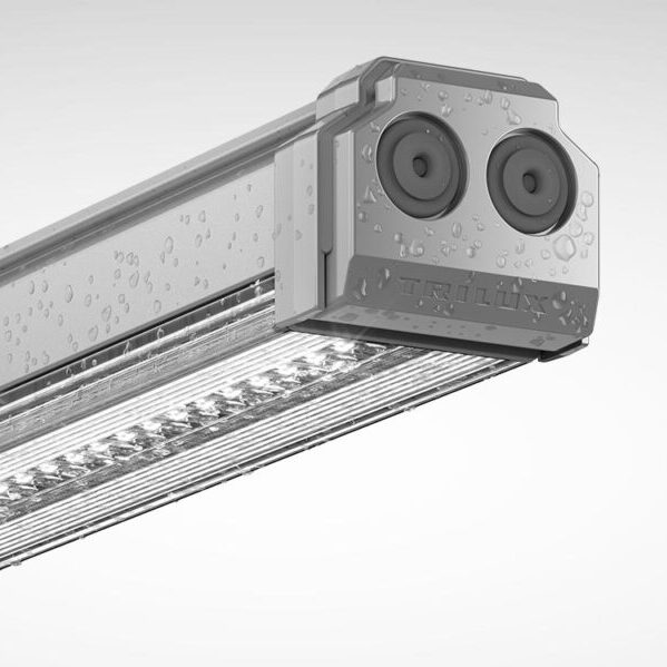 Närbild av en PROLJUS AB LED-armatur i robust, väderbeständig aluminiumprofil med klar linjär lins och IP-klassade tätningar, energieffektiv och långlivad lösning för industri- och utomhusbelysning perfekt för professionella installationer