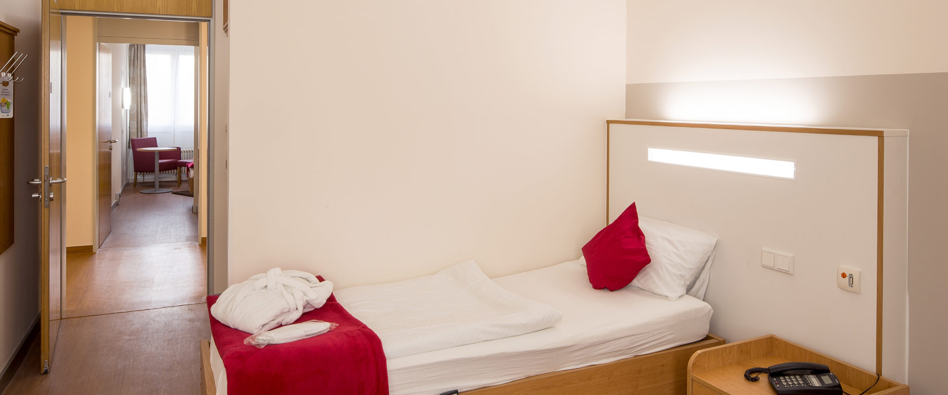 Hotellrum med sänggaveln utrustad med en horisontell infälld LED-lampa och indirekt uplight bakom gaveln som ger mjukt, jämnt varmvitt ljus, en diskret och energieffektiv belysningslösning perfekt för hotellmiljöer erbjuds av PROLJUS AB