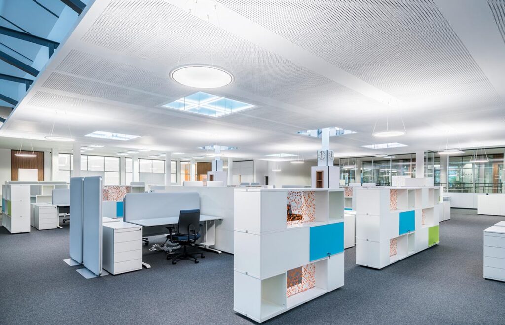 Ljust modernt öppet kontor upplyst av PROLJUS ABs eleganta takarmaturer och infällda ljuspaneler som levererar jämnt, energieffektivt arbetsljus och framhäver skandinavisk design