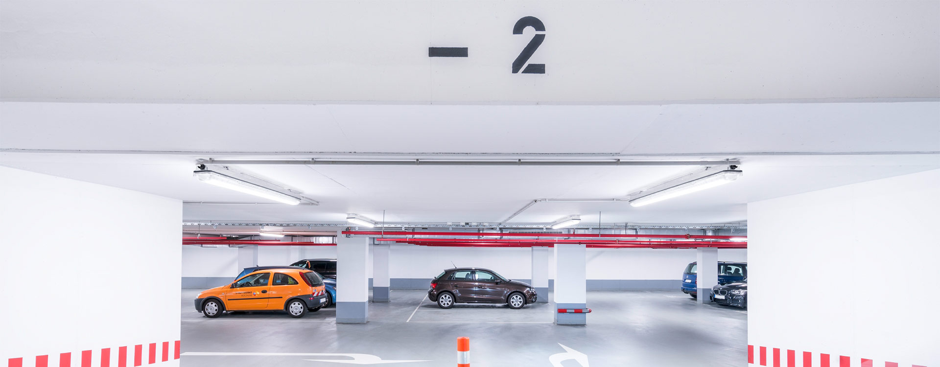 Underjordisk parkeringshall upplyst av linjära LED-armaturer från PROLJUS AB som levererar jämnt, kraftfullt och energieffektivt ljus med robust konstruktion för lång livslängd och enkel installation idealisk för säker och kostnadseffektiv garagebelysning