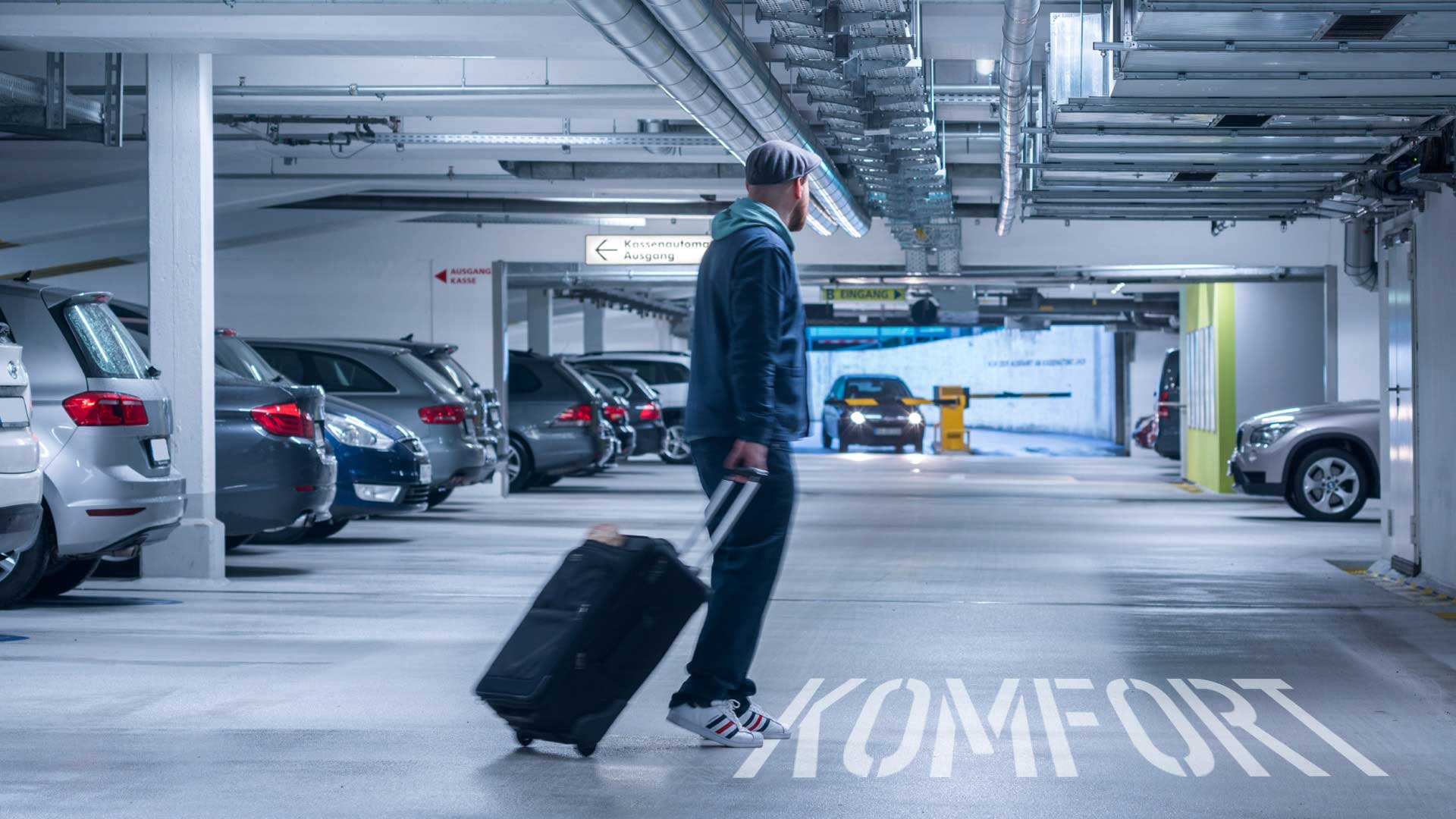 Jämnt kallvitt ljus i underjordiskt parkeringsgarage från PROLJUS ABs takmonterade linjära LED-armaturer monterade i kabelbanor som ger energieffektiv, stabil och säker belysning perfekt för kommersiella garage