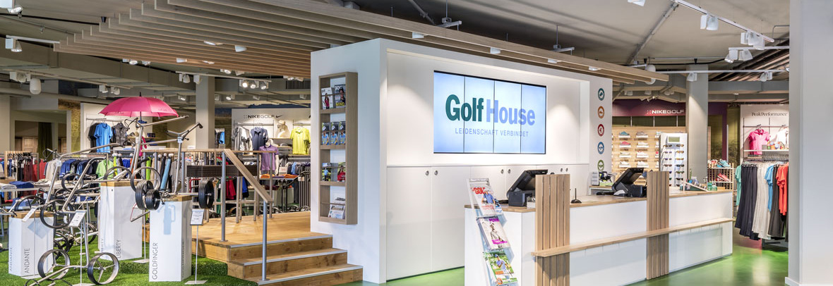 Interiör från en modern golfbutik med takmonterade LED-skenor och justerbara spotlights från PROLJUS AB som accentuerar varor och kassadisk, ger jämn allmänbelysning, hög färgåtergivning och energieffektiva lösningar perfekt för retail och ökad försäljning
