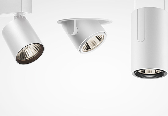 Tre vita riktbara takspotlights med blanka reflektorer i modern minimalistisk design från PROLJUS AB, energieffektiva och idealiska för butik, galleri och kommor