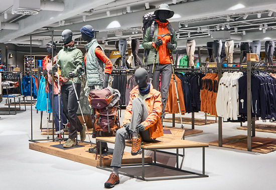 Interiör i en klädbutik med takmonterade infällda LED-spotlights och slimmade linjära armaturer från PROLJUS AB som ger jämnt, riktat och bländfritt ljus över skyltdockor och klädställningar och framhäver färger och material, skräddarsydd butikbelysning som ökar försäljningen och stärker varumärket