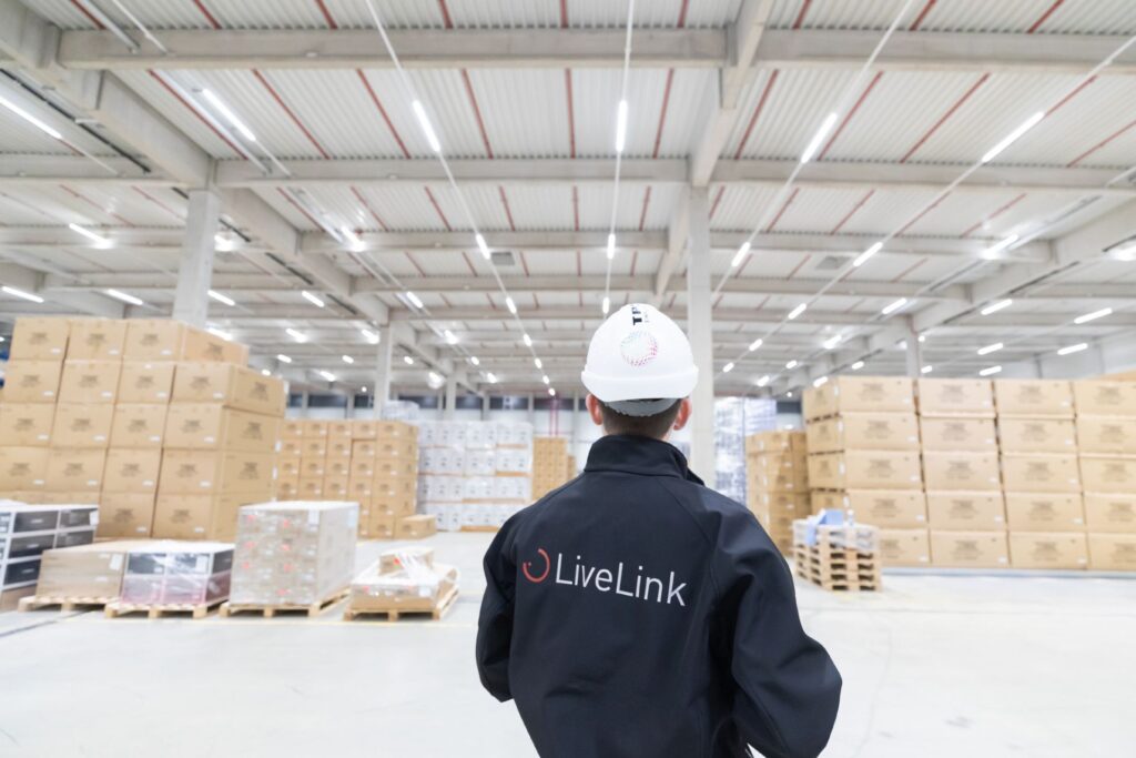 Stor lagerhall med rader av energieffektiva PROLJUS AB industriluminärer i taket som ger stark och jämn LED-belysning för optimerad arbetsmiljö och lägre driftkostnader