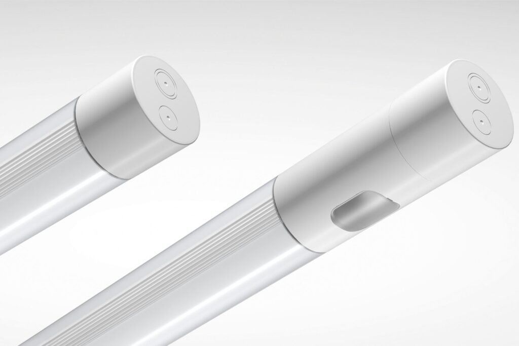 Två eleganta vita linjära LED-armaturer i aluminium med opal diffusor och diskreta ändknappar, energieffektiva och moderna belysningslösningar från PROLJUS AB för professionella miljöer