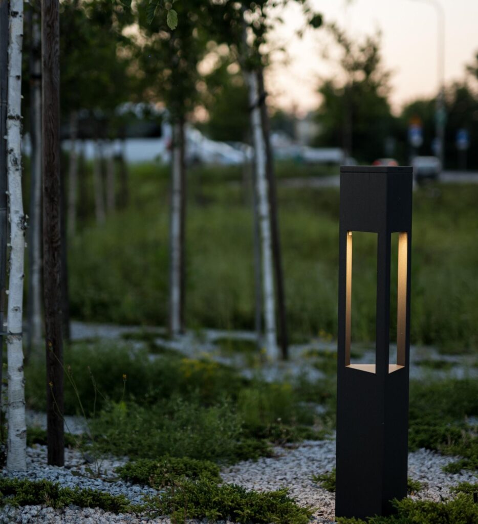 Elegant pollarbelysning från PROLJUS AB i svart aluminium med varm LED-sken, energieffektiv och väderbeständig, perfekt för gångvägar, parker och företagsmiljöer