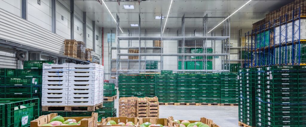 Takmonterade linjära LED-armaturer från PROLJUS AB som ger starkt, jämnt och energieffektivt arbetsljus i ett stort livsmedelslager, robusta för kylrum med lång livslängd och lägre driftkostnader, kontakta PROLJUS AB för lösningar och offert